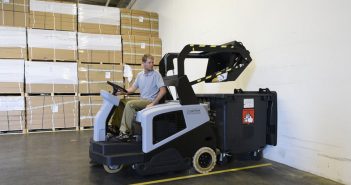 Aufsitzkehrmaschine – Alleskönner innen und außen