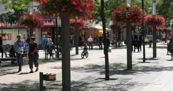 Rundum-Service für Blumenkübel: Deutsche Städte blühen auf
