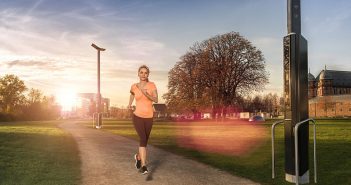 Multifunktionale Straßenlaterne für die Smart City von morgen: Notruf, Umweltdaten und Ladestation