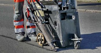Straßenbau: Risse- und Fugen sicher dicht